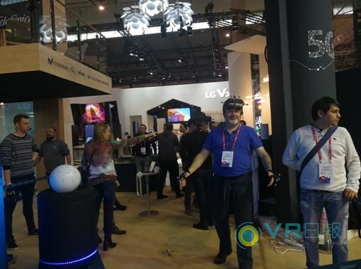 西班牙国王亲自体验5G时代下大空间多人VR互动