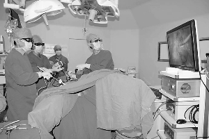 医生正在做3D高清腹腔镜手术。通讯员供图