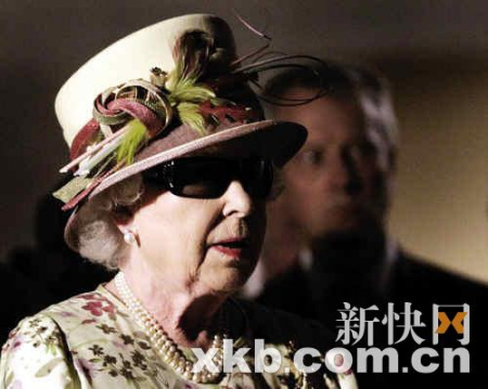 英女王首次接触3D电影