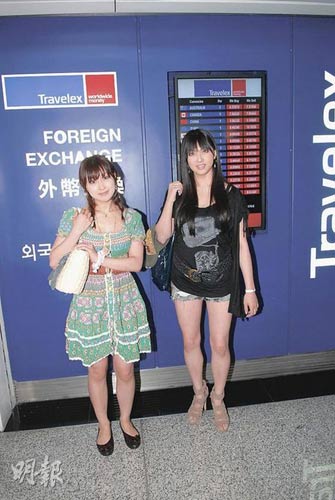 港产三级片邀两日本女优参演打扮密实抵港(图)