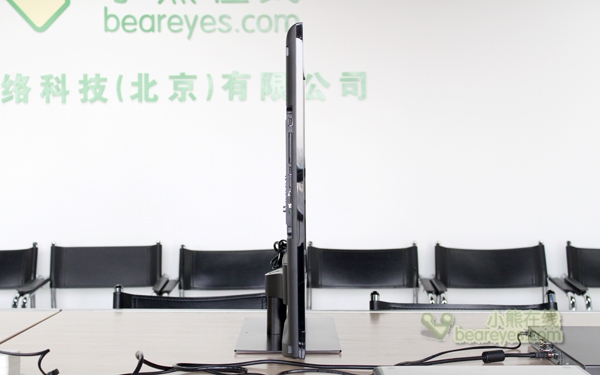 参数方面，索尼KDL-40HX720面板为40英寸，屏幕比例为16：9，支持全高清分辨率1920*1080，配备HDMI 1.4接口，这款电视的最佳观看距离为2.6~3米。