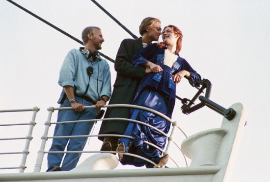 卡梅隆在日落前一个小时，抓住片刻的夕阳， 拍摄了杰克与罗丝在船头接吻的经典一幕。虽然后来发现画面没有完全对焦，但卡梅隆最后还是保留了这一珍贵的镜头