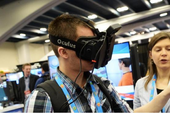 戴上Oculus Rift虚拟现实头盔能自己设计家居