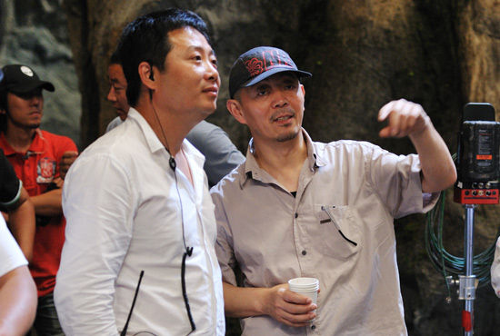 长卫在《传奇》片场与摄影师杨述交流