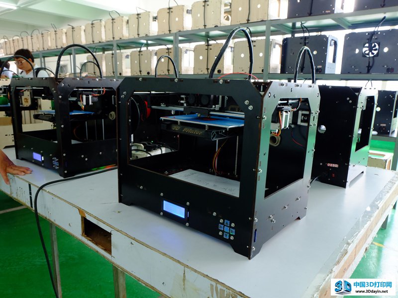 西通名为商务客的FDM 3D打印机