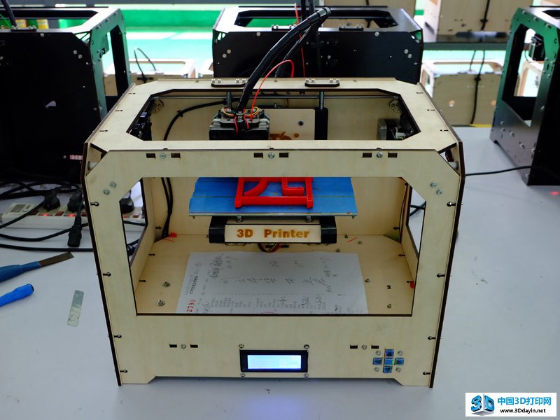 正在打印中的FDM技术3D打印机，双喷头结构，这种结构的3D打印机略显单薄，市场上类似产品较多