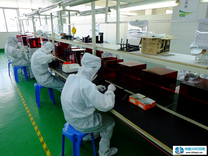 西通SLA 3D打印机正在由工人进行组装