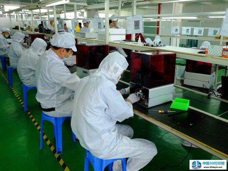 生产线上的工人正在组装SLA 3D打印机