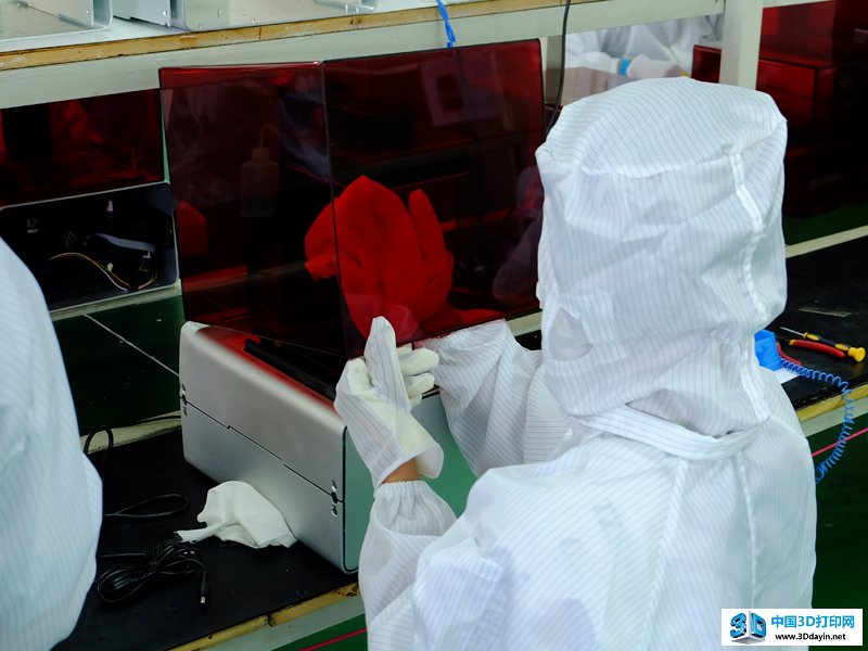 工人正在清洁3D打印机的防尘罩