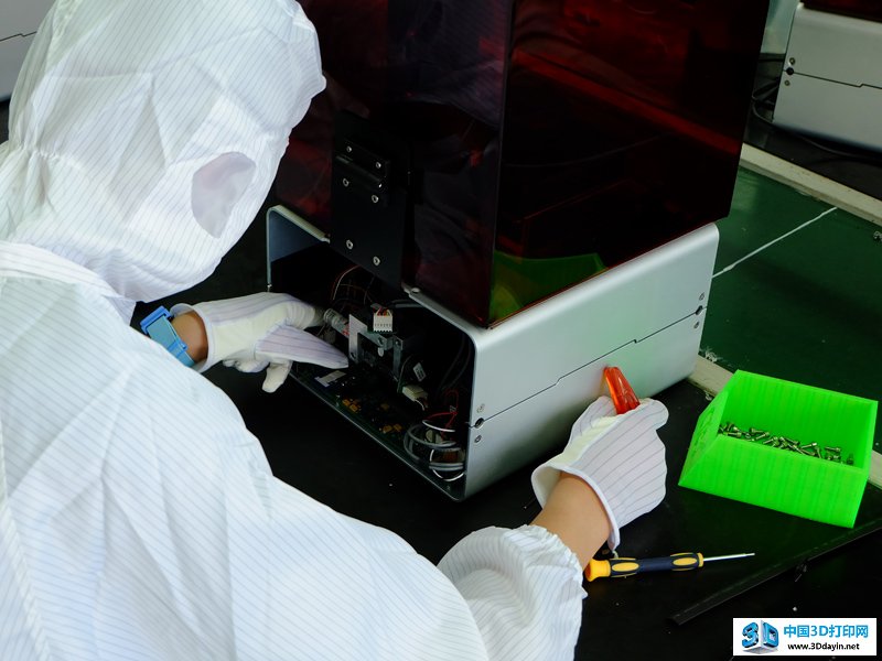 组装细节：生产线上的工人正在组装SLA 3D打印机