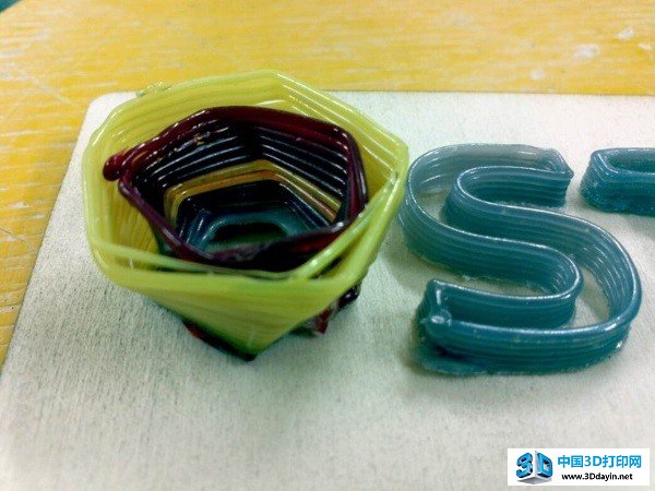 Studio Under大型3D打印机打印的迷人的3D打印灯具