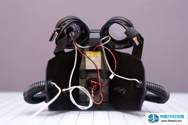 Adafruit发布万圣节装扮：3D打印敌托邦防毒面具