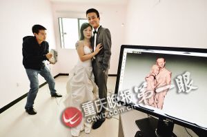 一对新婚夫妻在3D打印馆里进行三维拍摄