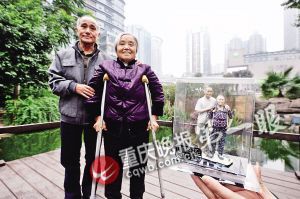 七旬夫妻制作3D合影，生动的影像让他们很开心。