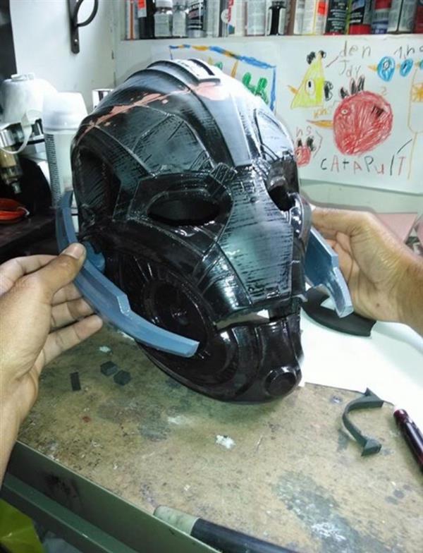 艺术家3D打印的全尺寸复仇者超能头盔