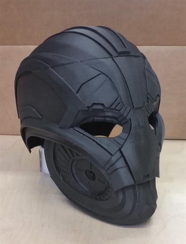 艺术家3D打印的全尺寸复仇者超能头盔