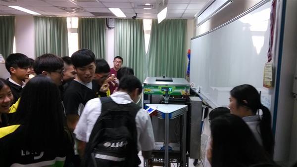 台湾教授推出的冰淇淋3D打印机,可打10厘米高的冰淇淋 台湾教授推出的冰淇淋3D打印机,可打10厘米高的冰淇淋