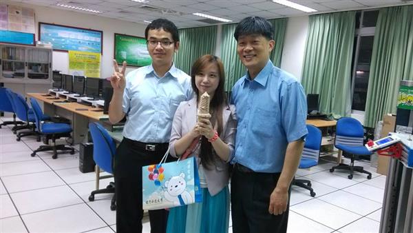 台湾教授推出的冰淇淋3D打印机,可打10厘米高的冰淇淋 台湾教授推出的冰淇淋3D打印机,可打10厘米高的冰淇淋