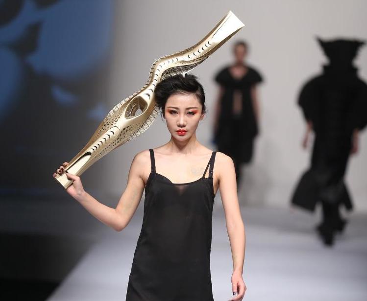 南京艺术学院首次推出令人难以置信的3D打印时装 南京艺术学院首次推出令人难以置信的3D打印时装