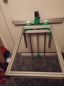 男子使用服务器机柜DIY他的3D打印机 男子使用服务器机柜DIY他的3D打印机