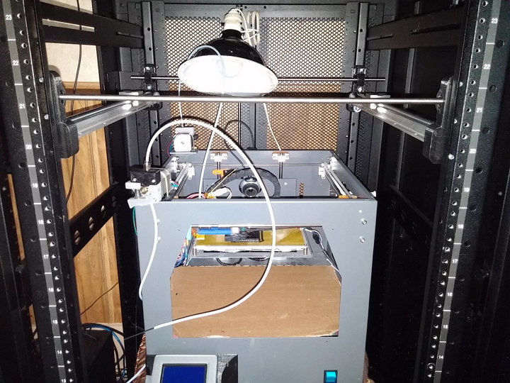 男子使用服务器机柜DIY他的3D打印机 男子使用服务器机柜DIY他的3D打印机