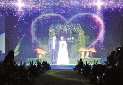 近日，青岛中心假日酒店四季宴会厅上演了一场以“青城之恋—YOU& ME”为主题的3D全息婚展。