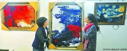 高先萍(左)、尹常惠(右)正悬挂她们的作品。记者 张路桥 实习生 程雯丽 摄