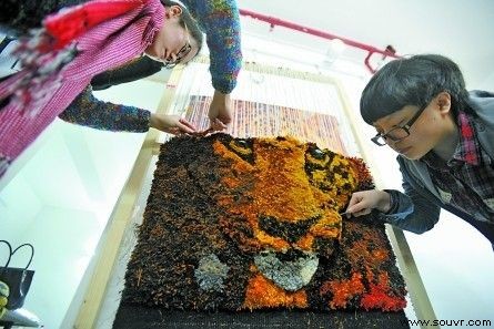 昨日，江北，尹常惠(左)和龙芳宇(右)正用纤维编织3D立体画。
