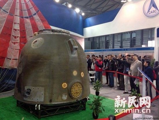 图说：4米多高的“神十”返回舱首次在上海展出。新民网记者