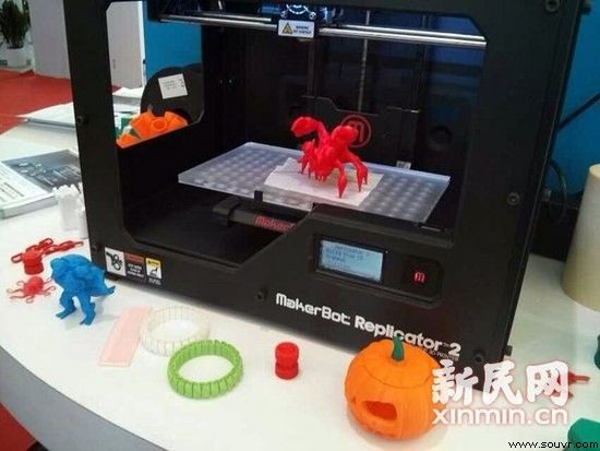 图说：万元左右的桌面3D打印机，可以打印出如梳子、玩具等物品。新民网记者
