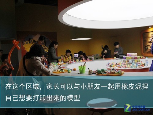 现场有很多小朋友和家长在捏橡皮泥，这是为什么呢？