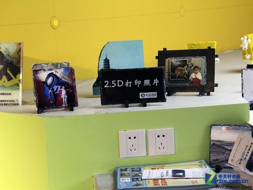 凡达3D打印店主李总将这样的承载形式取名为2.5D打印，是通过全能3D打印机打印出来的，还是很特别的。