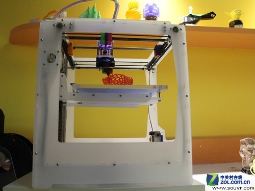 这是一台正在工作的国产3D打印设备，其实国产3D打印设备打印出来的成品质量也已经不错。