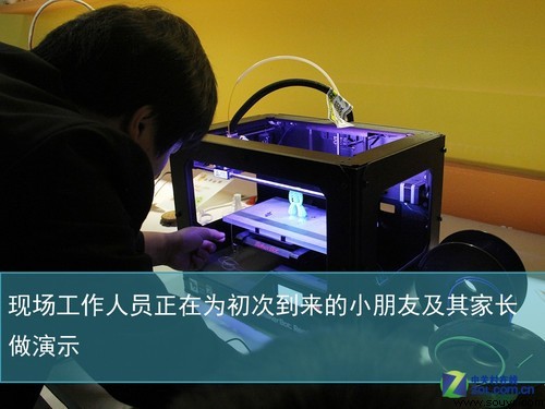 工作人员正在为小朋友操作演示