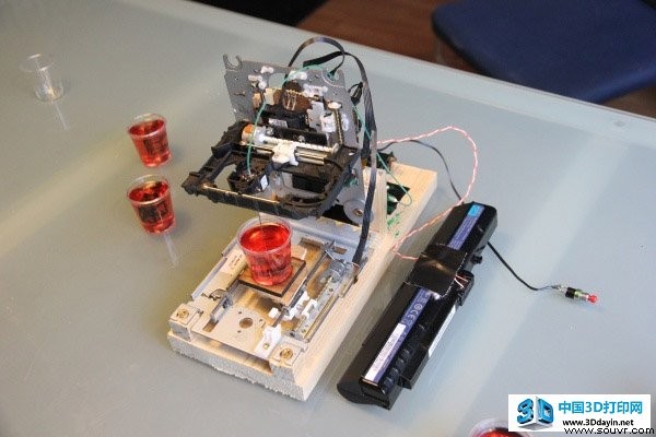 用旧光驱制成的3D打印机，能够在果冻中打印立体花案