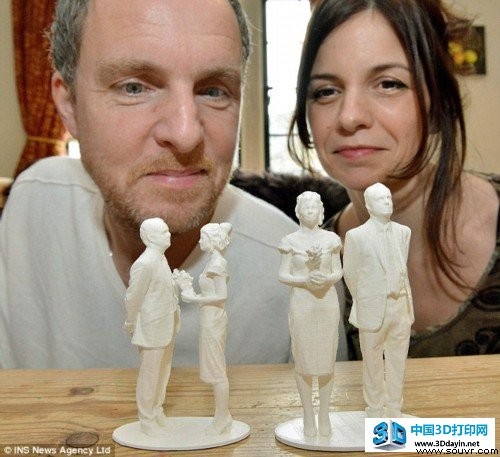 3D打印又有新用途！英国新人打印自拍婚礼蛋糕人偶