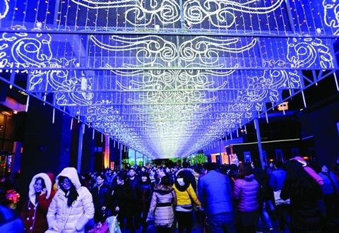 大型灯会吸引了众多市民前来观赏