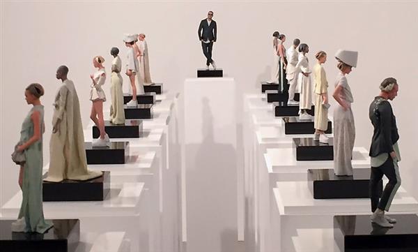 设计师在柏林时装周上用3D打印微型模特展示时尚作品
