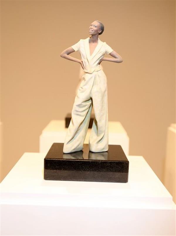 设计师在柏林时装周上用3D打印微型模特展示时尚作品