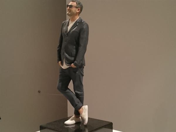设计师在柏林时装周上用3D打印微型模特展示时尚作品