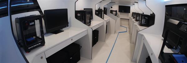 德国公司把双层公交改装成移动3D打印教室