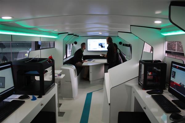 德国公司把双层公交改装成移动3D打印教室