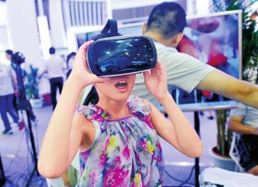 市民体验VR产品的视觉效果。