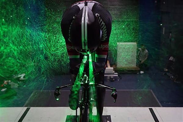 Dumoulin身披3D打印高科技车衣征战环法自行车赛