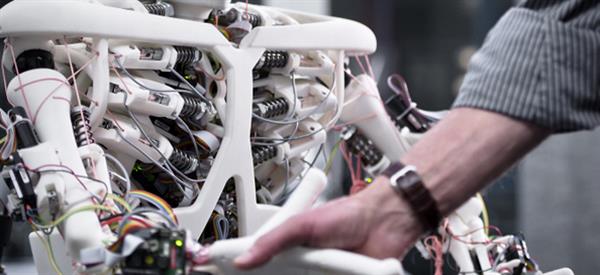 研究人员借3D打印技术创建机器人Roboy Junior