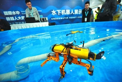 机器人大会热度持续 10万市民围观机器人“进京赶考”