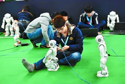 机器人大会热度持续 10万市民围观机器人“进京赶考”