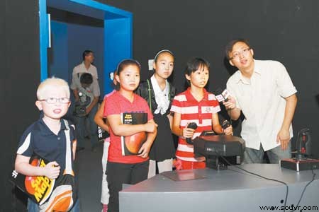 小学生们在影像中国展室体验寻找家园的乐趣。