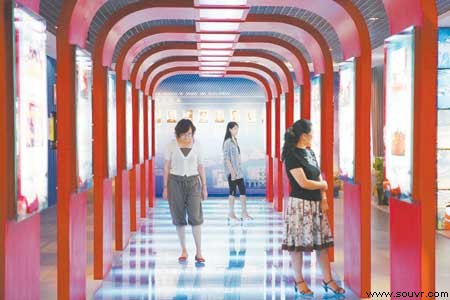 历史沿革展区“时光隧道”。