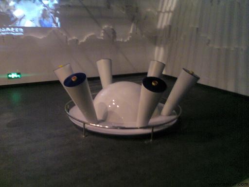 图3：环保地球安装现场